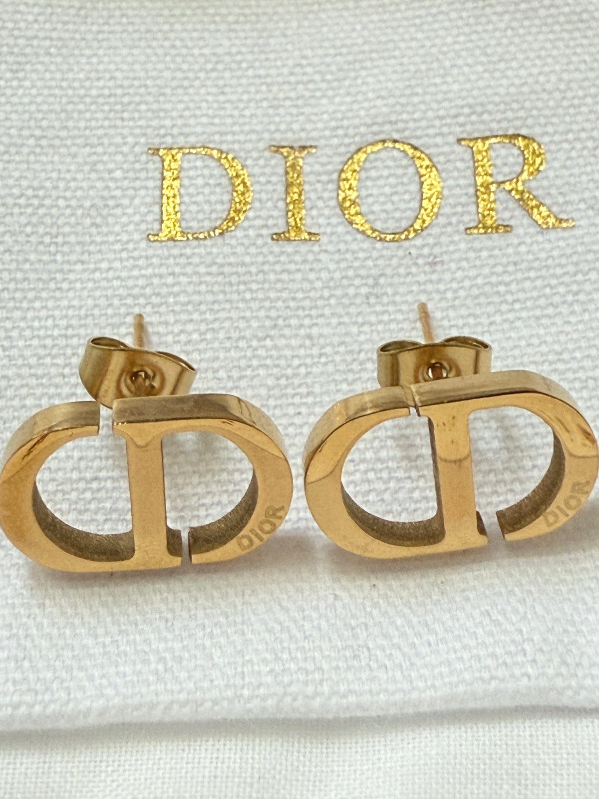 C D gold plated stud