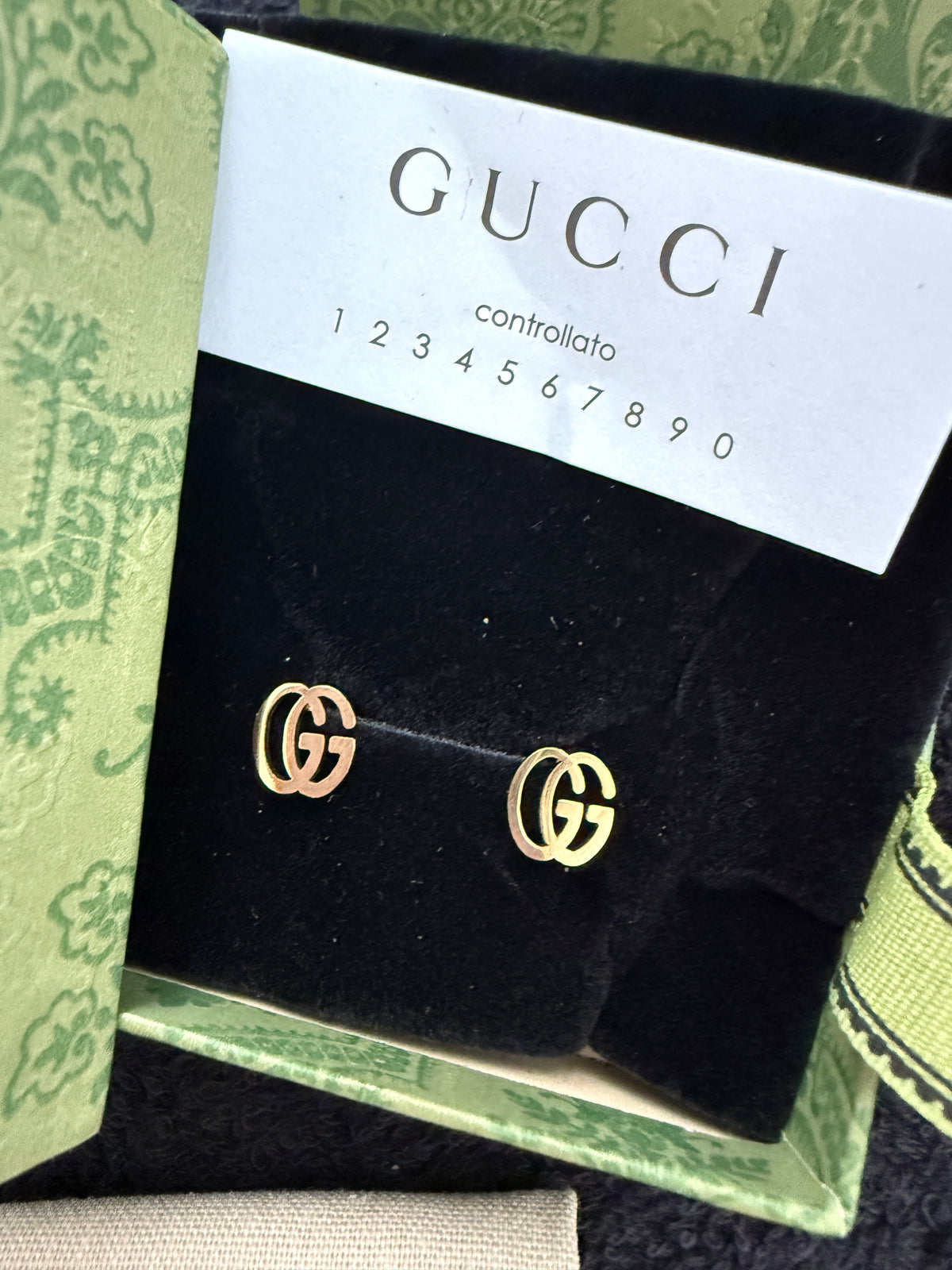 GG gold stud
