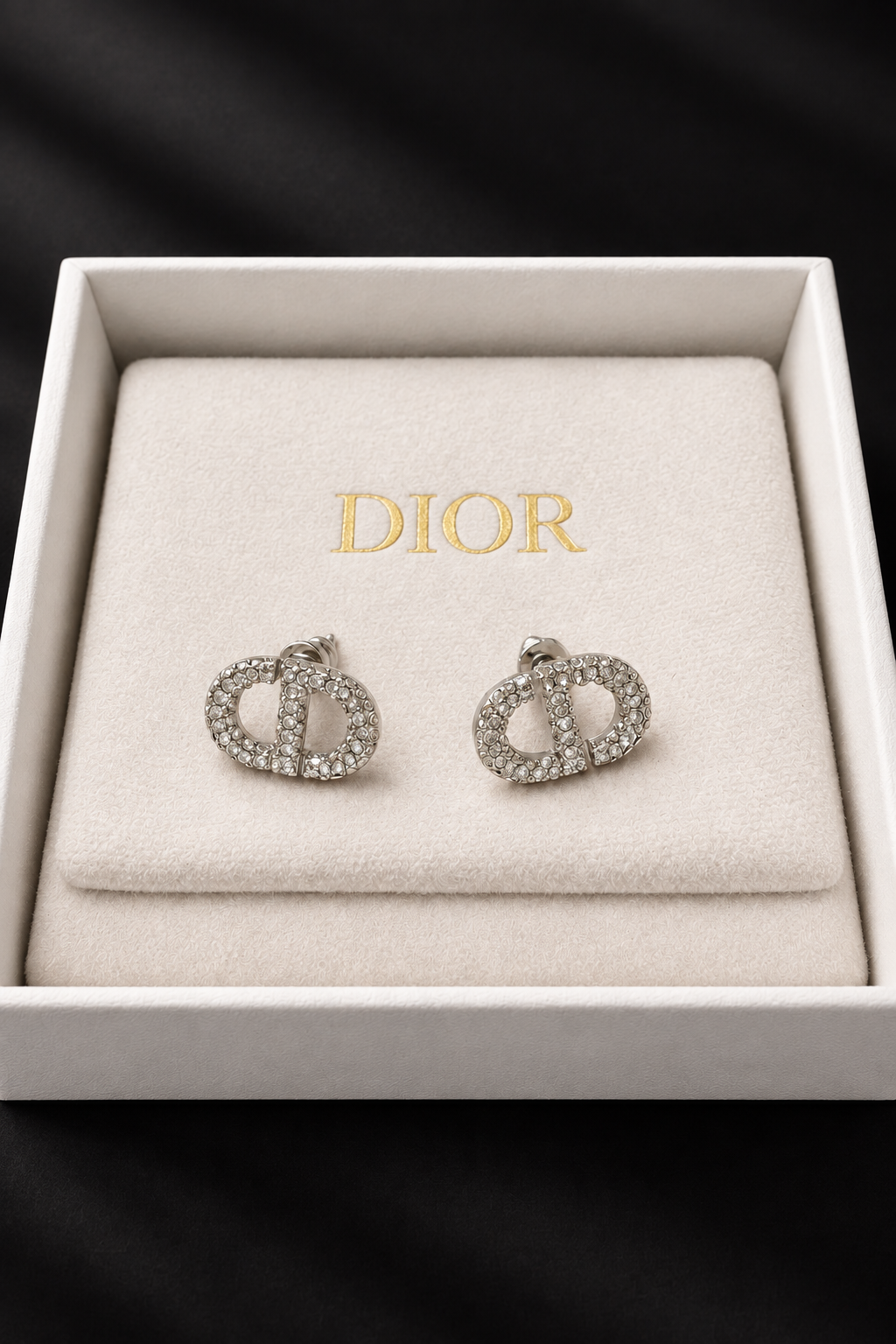 C D logo diamond sliver stud