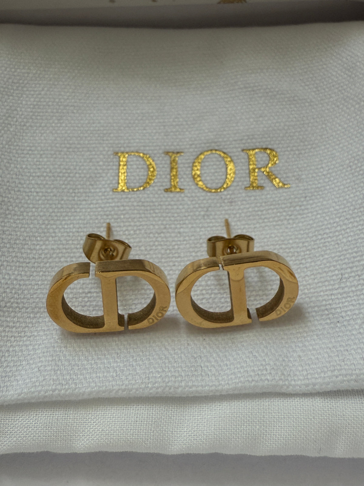C D gold plated stud